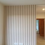 Nach der Renovierung. Wohnzimmer mit offener Küche. Durch den Wegfall des kleine Vorraumes wirkt das Wohnzimmer größer.
