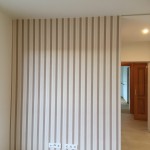 Nach der Renovierung. Wohnzimmer mit offener Küche. Durch den Wegfall des kleine Vorraumes wirkt das Wohnzimmer größer.