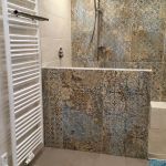 STUFE 4 - Das fertige Badezimmer nach der Renovierung. Statt einer Badewanne wurde eine großzügige und moderne Dusche installiert.